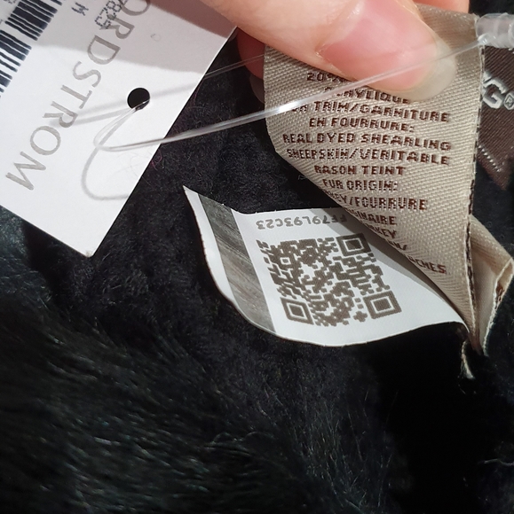 Brand new Ugg Cable Knit scarf with pom pom black - Picture 5 of 6